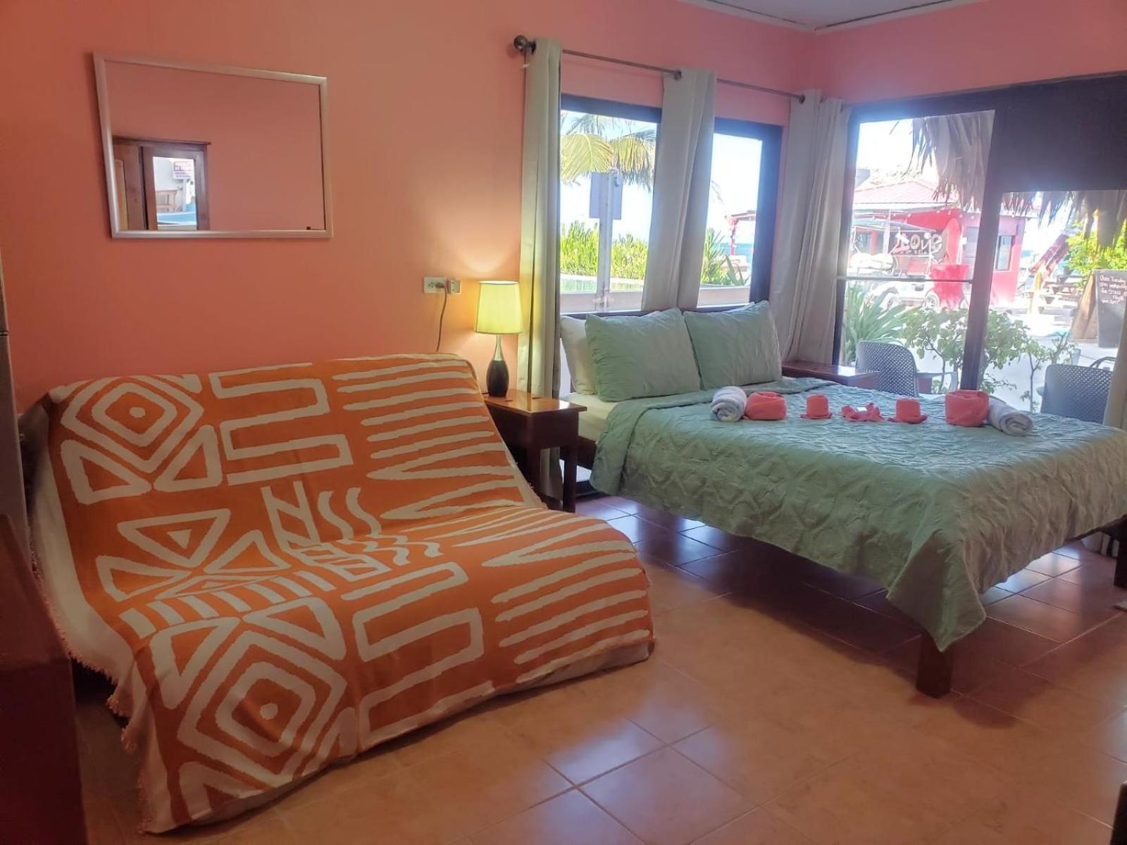 Beach Club Condos At Popeyes Caye Caulker Buitenkant foto